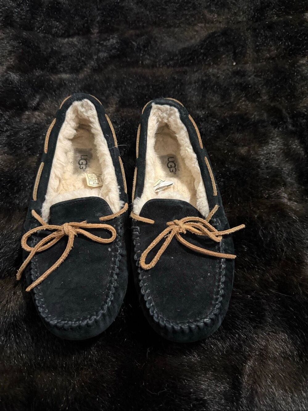 black raven UGG Dakota moccasins  cozy sheepskin lining shoes loafers 6